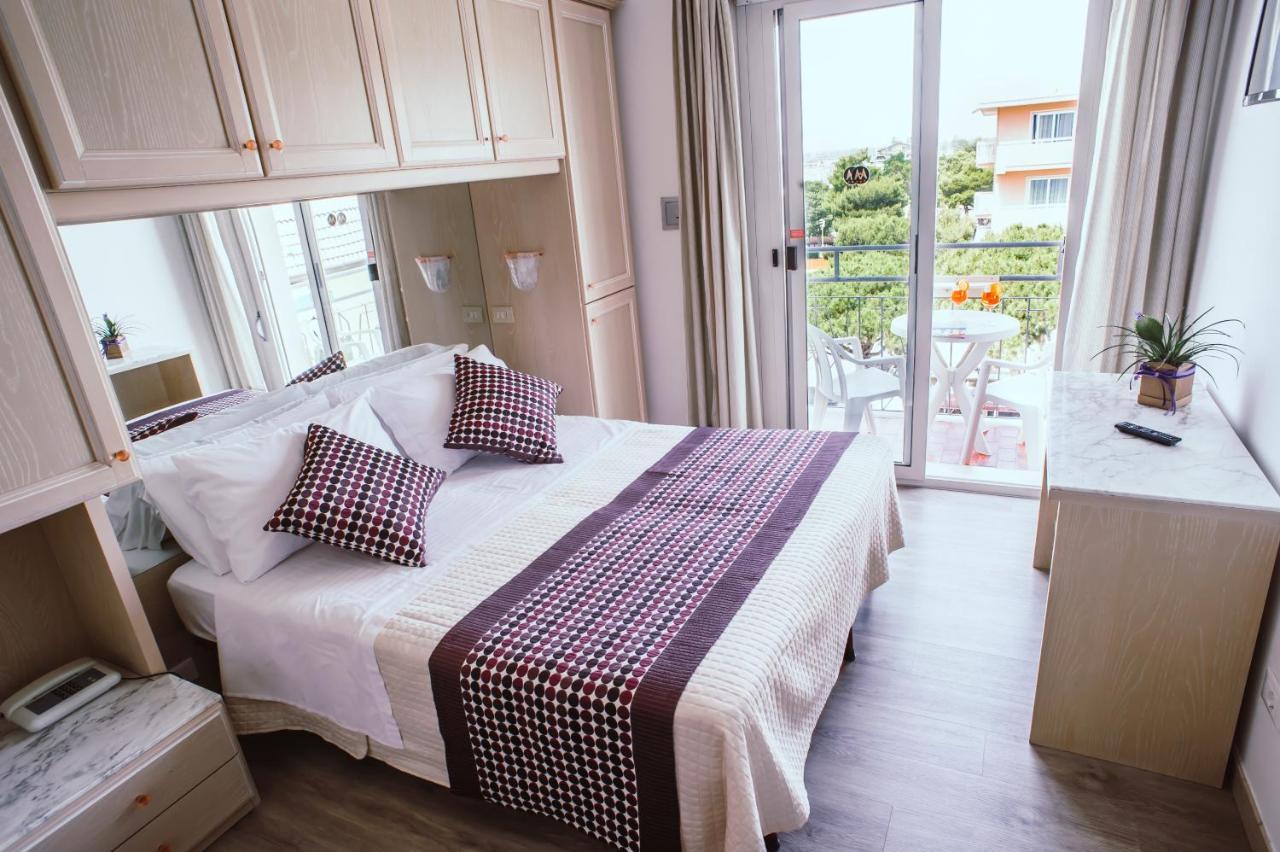 Hotel Margherita ลิโดดิเยโซโล ภายนอก รูปภาพ