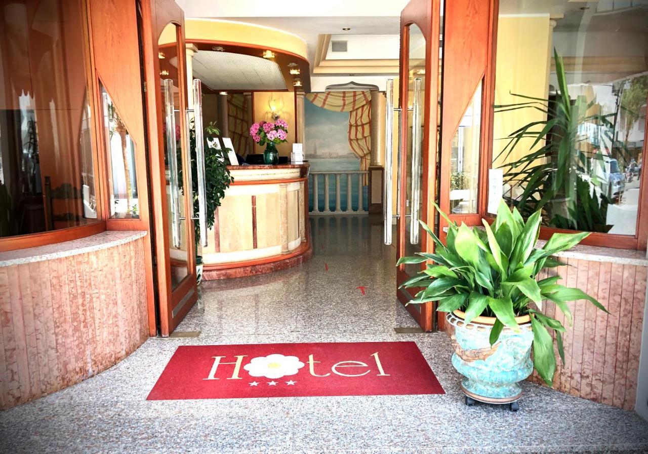 Hotel Margherita ลิโดดิเยโซโล ภายนอก รูปภาพ