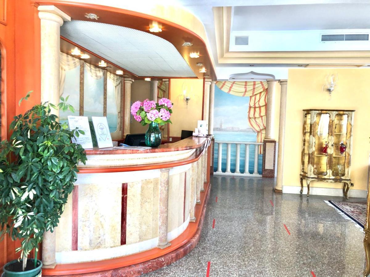 Hotel Margherita ลิโดดิเยโซโล ภายนอก รูปภาพ
